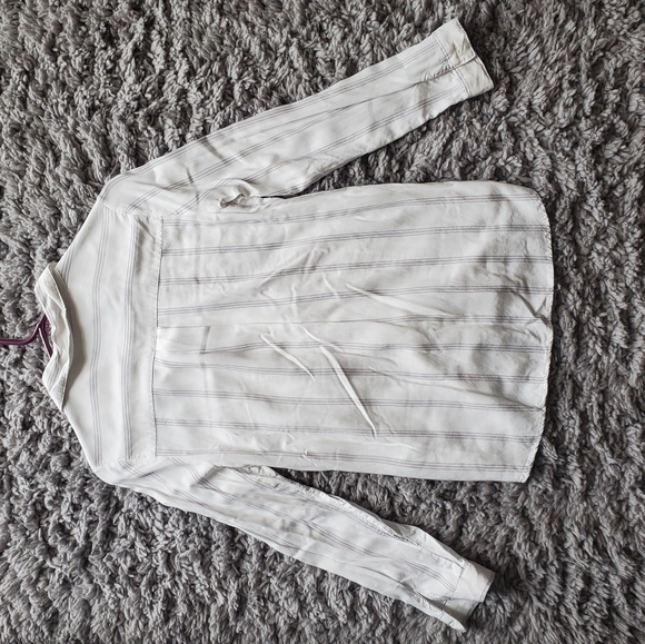 Collared White Button-Up Blouse - Picture 2 of 2